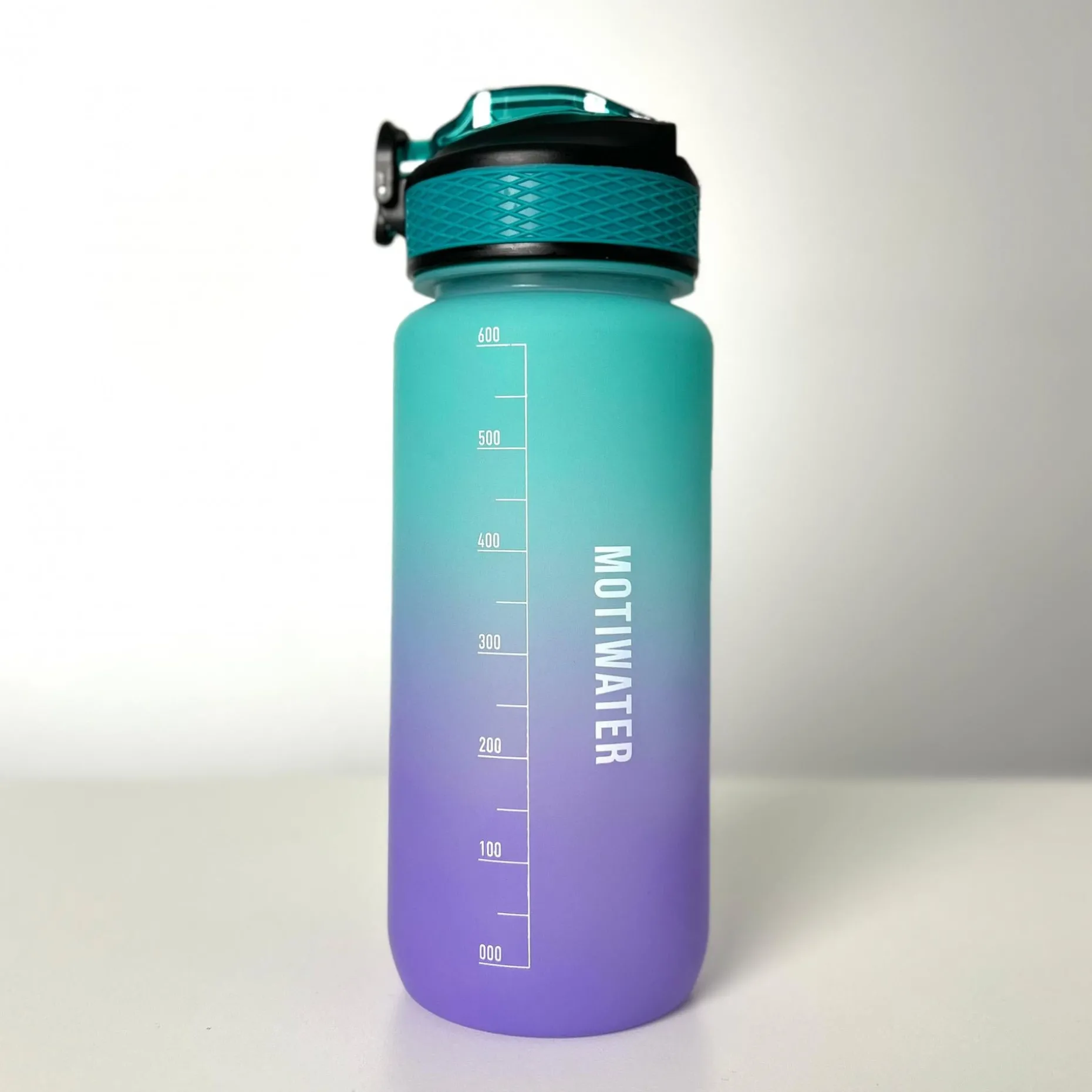 MOTIWATER 600ml Trinkflasche Small mit motivierenden Sprüchen & Uhrzeit - Variante: Lila / Grün